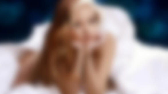 Фото Обнаженная девушка - блондинка с браслетом на руке лежит на постели, концепт-художник mohamad javadi
