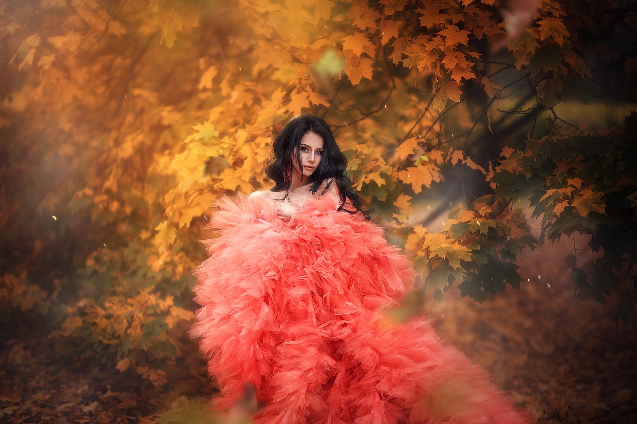 Фото Девушка в пышном платье стоит на фоне осеннего дерева, фотограф Евгений Кабодько