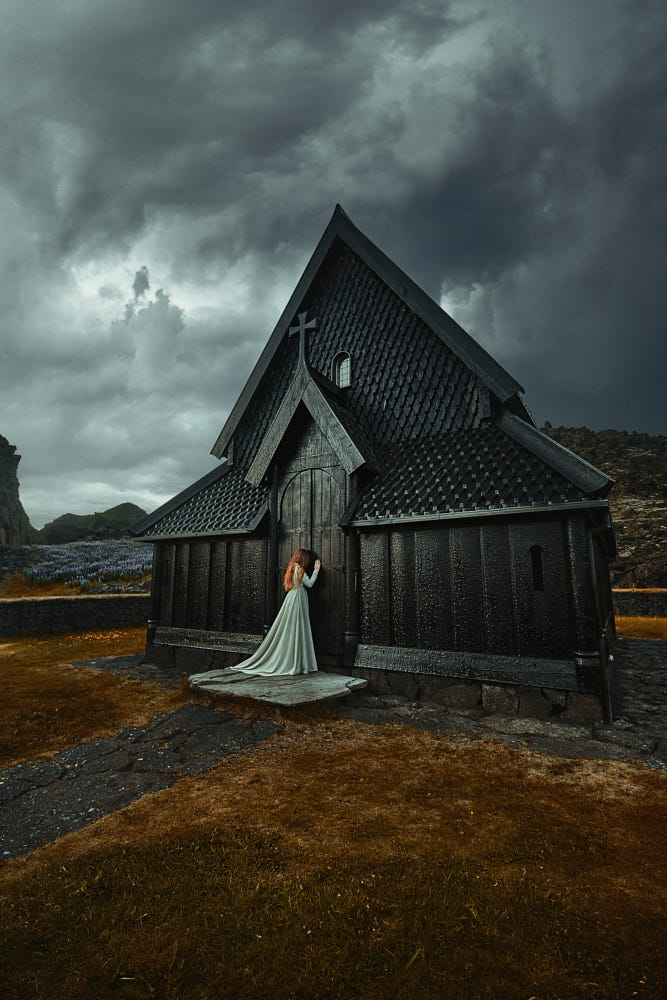 Фото Девушка с длинными волосами стоит у церкви, by TJ Drysdale