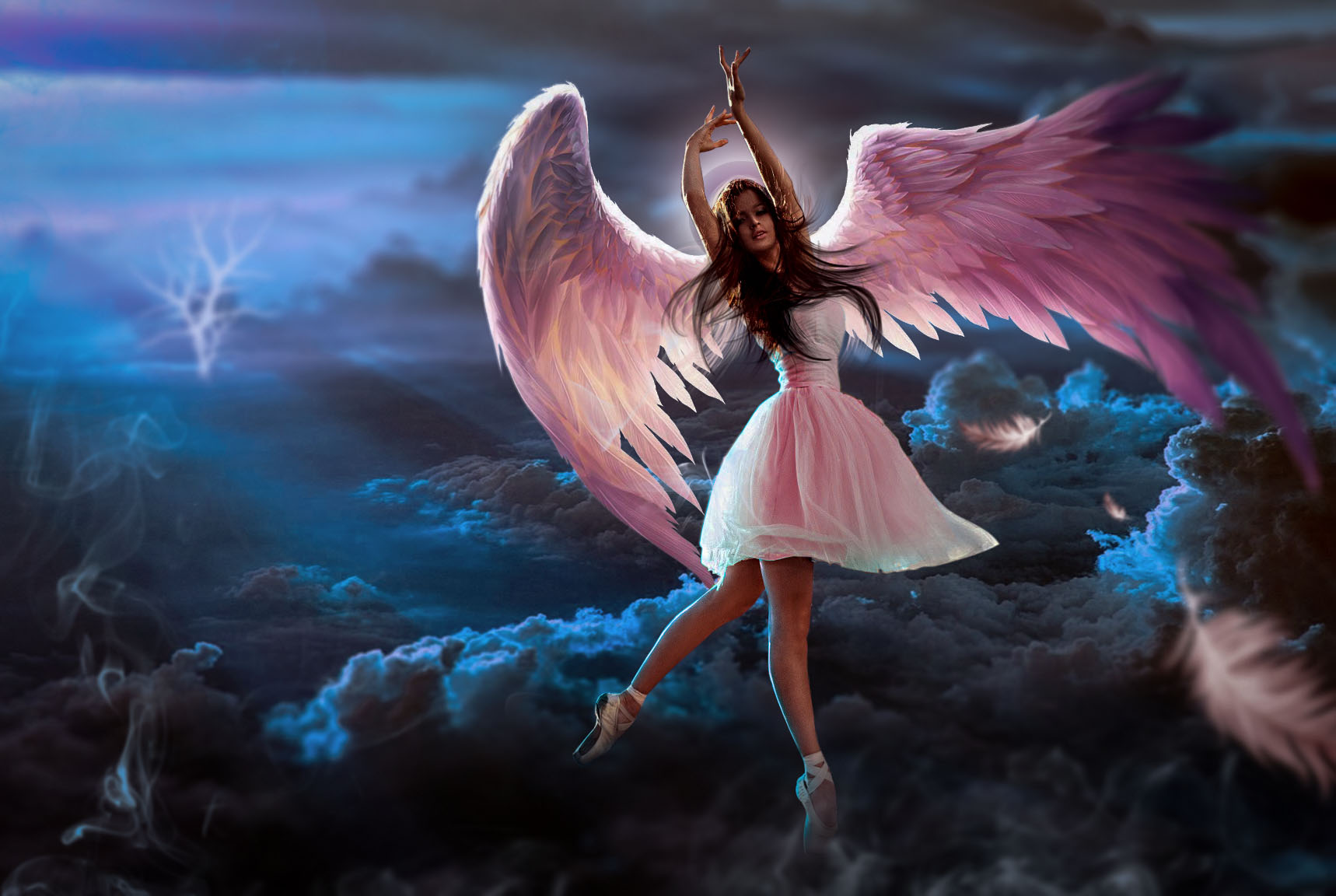 Голая девушка с крыльями ангела за спиной - фото