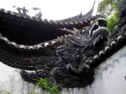 Фото Скульптура дракон на крыше замка в Шанхае / Shanghai, Китай / China