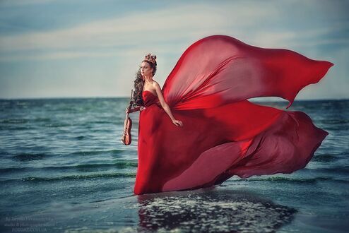 Красотка в платье на море.