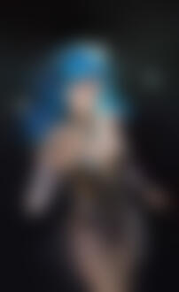 Фото Девушка с голубыми волосами и розовыми глазами с мотыльком на пальце руки