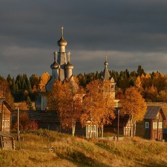 Фото Деревянная церковь в поселке Кижма в осенний день, Архангельская область