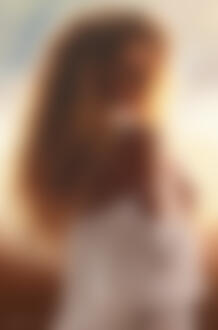 Фото Девушка с длинными волосами в белом сарафане с оголенным плечом и спиной