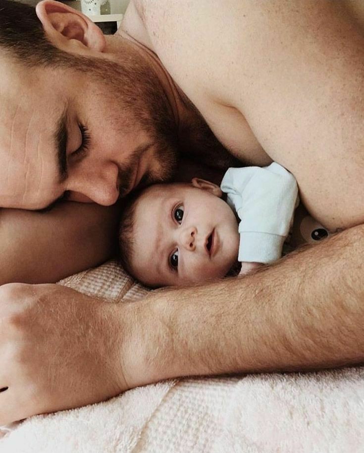 Фото Мужчина со своей маленькой дочкой