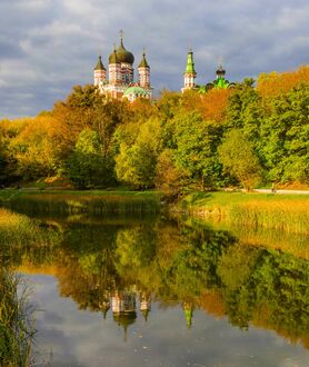 Фото Свято-Пантелеймоновский собор / Panteleimon Cathedral за осенними деревьями и отражение его в воде, Киев