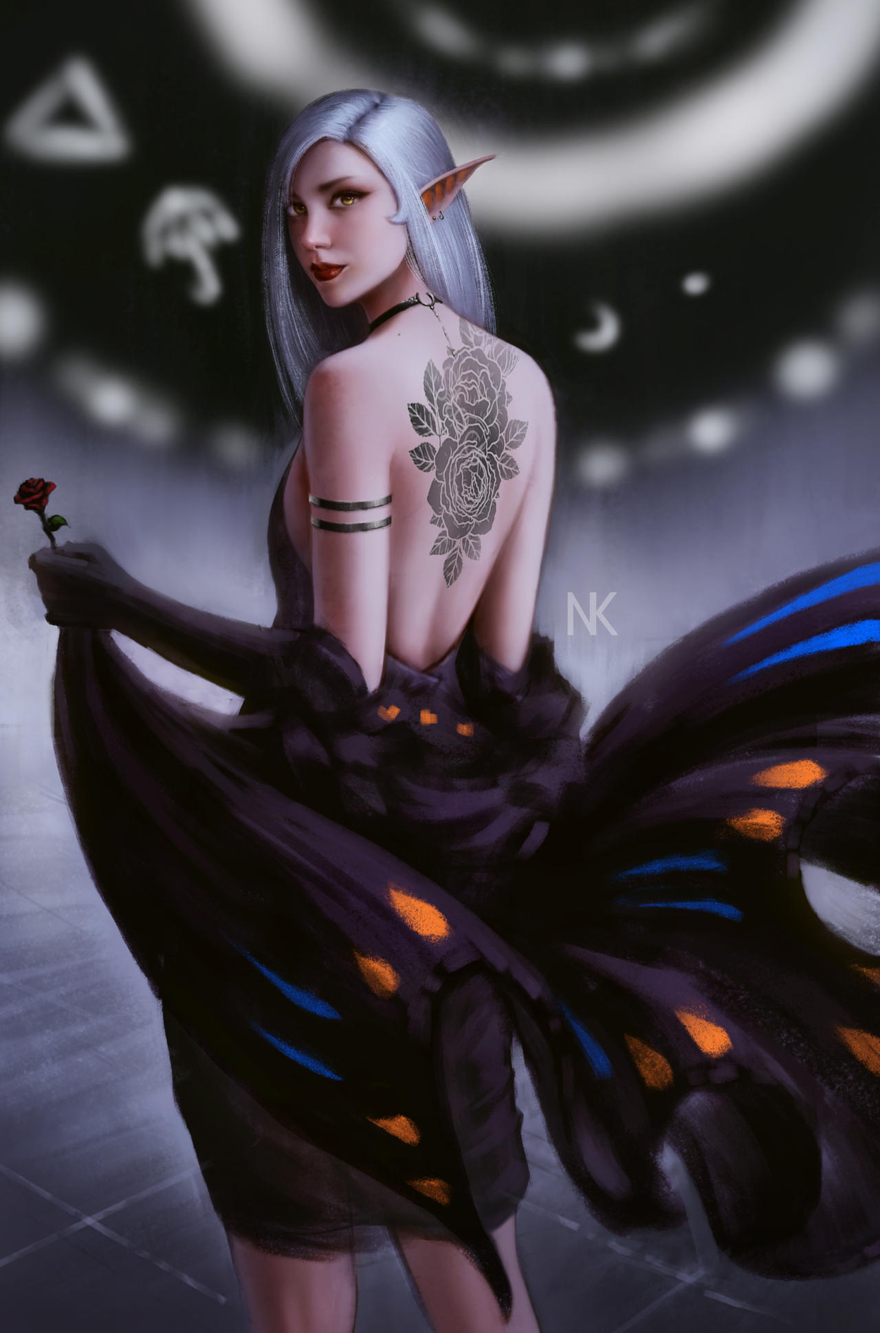 Фото Эльфийка с длинными белокурыми волоса, с татуировкой на спине, держит в руке розу