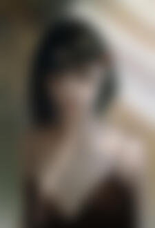 Фото Темноволосая девушка в коричневой майке на размытом фоне