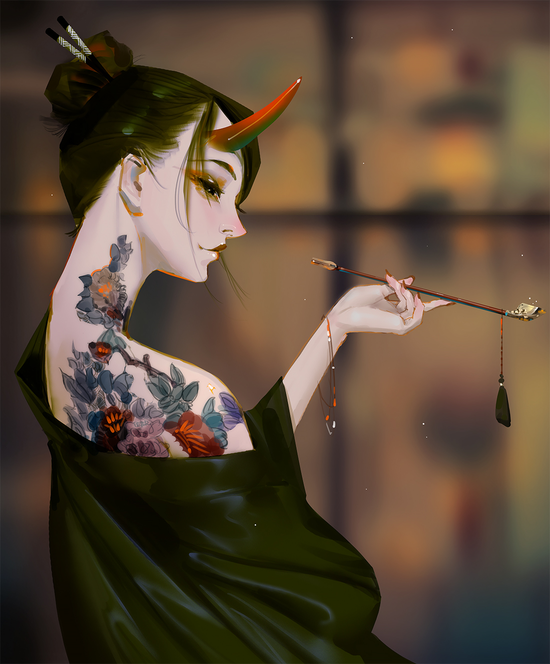 Фото Демонесса с татуировкой на плече и шее, в зеленом кимоно держит в руке курительную трубку стоя на размахом фоне