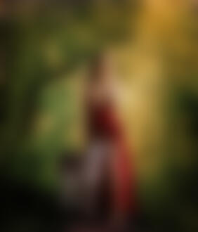 Фото Девушка в лесу стоит с гепардом