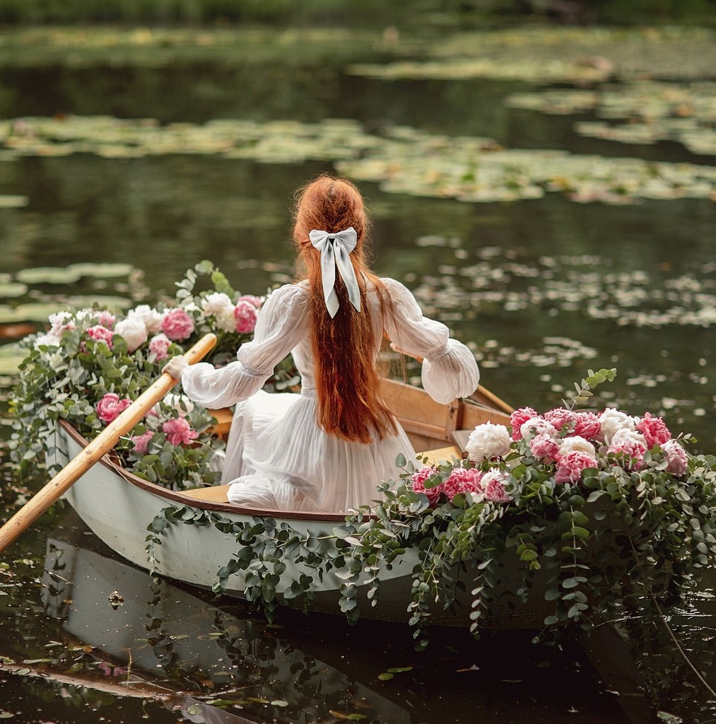 Фото в лодке с цветами