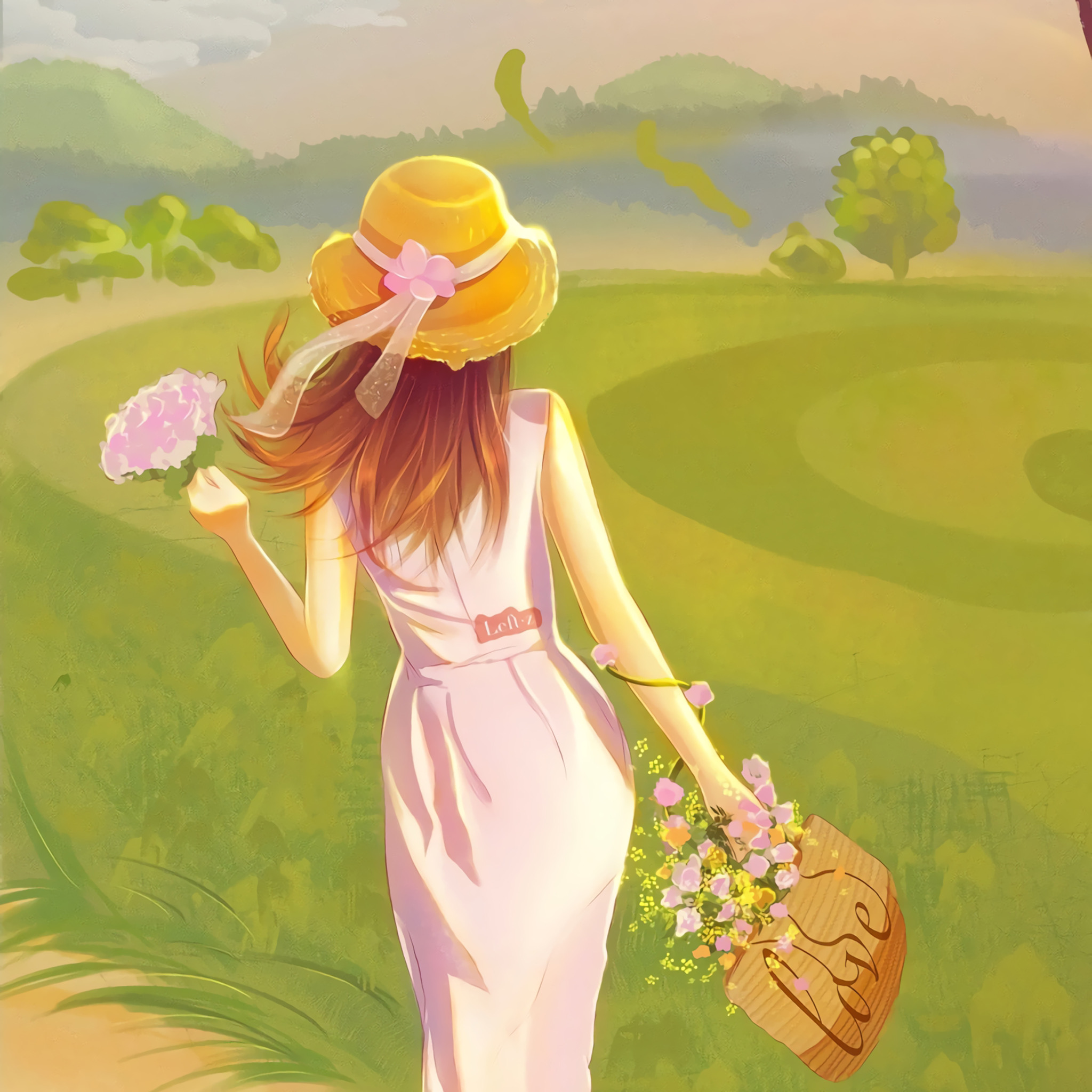 Фото Девушка в платье и шляпке с цветами в одной руке и сумкой в другой идет вдоль зеленого поля