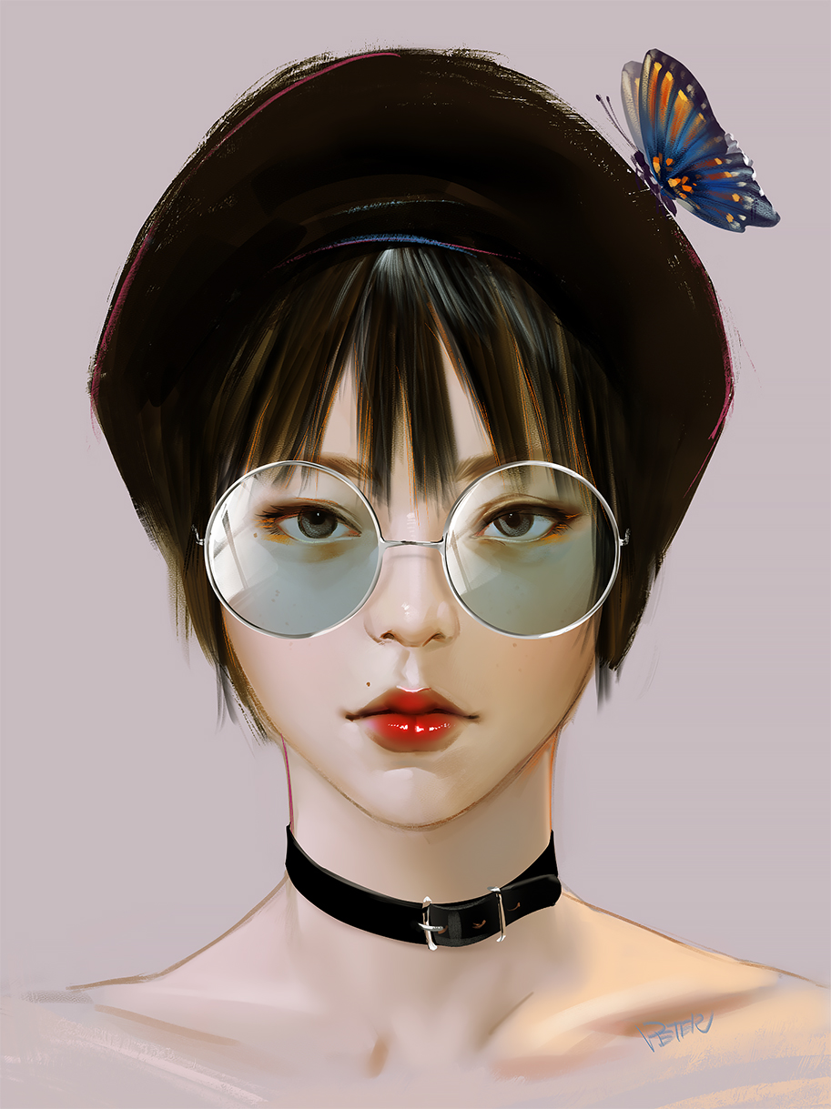 Фото Девушка в очках, с головным убором на котором сидит бабочка