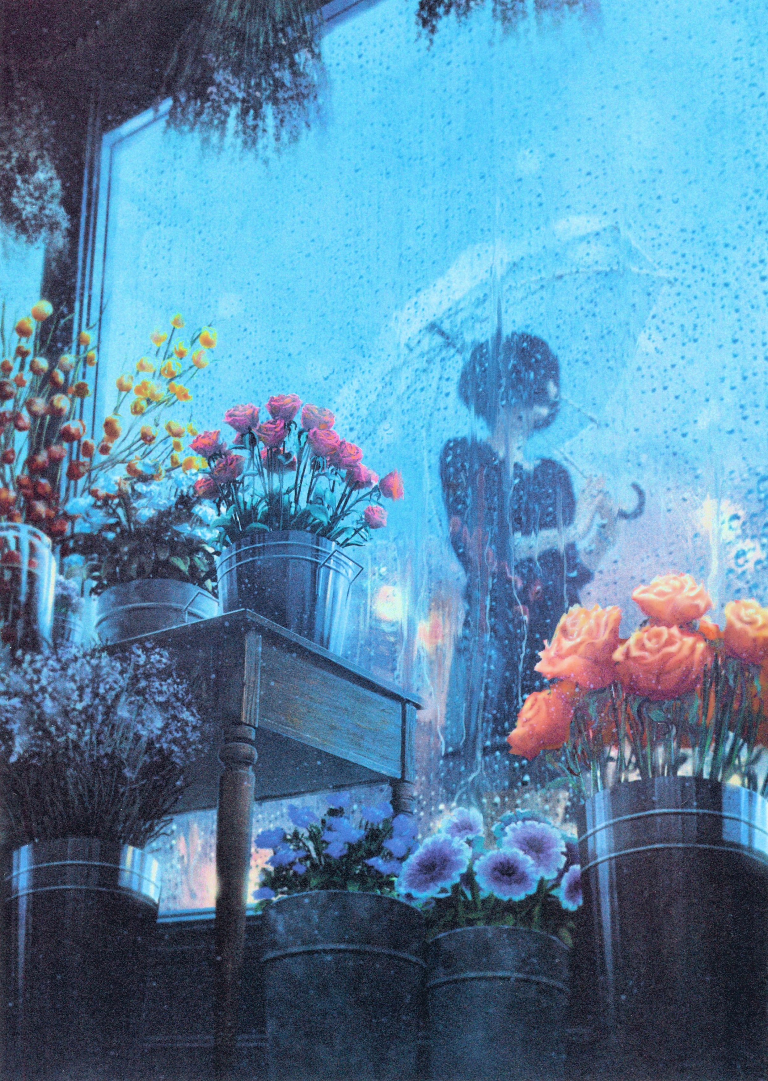 Фото За витриной цветочного магазина стоит девушка под зонтом в дождливый день