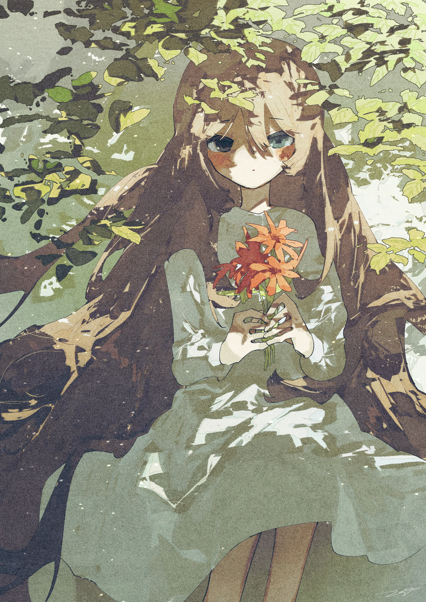 Фото Девушка с букетиком цветов сидит под ветками дерева