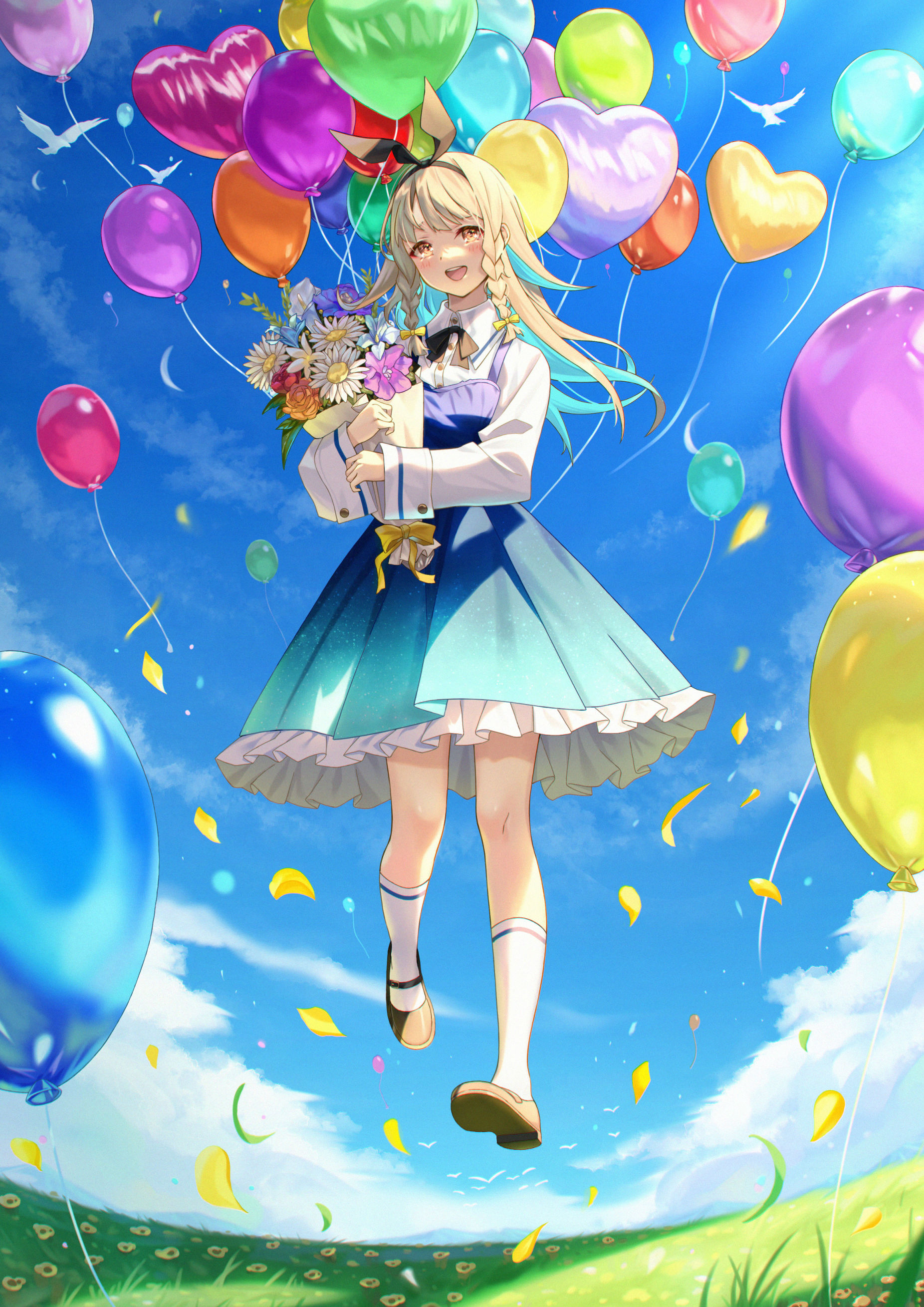 Фото Девочка - блондинка в голубом платье с букетом цветов и шарами на фоне голубого неба