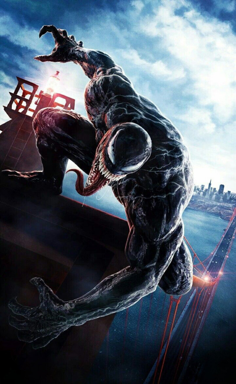 Фото Venom / Веном, злодей из фильма Spider Man / Человек-паук на фоне неба  и города с высунутым языком