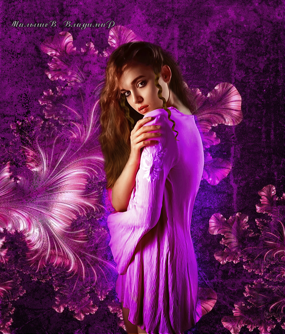 Фото Девушка в фиолетовом платье стоит на фоне волшебных цветов