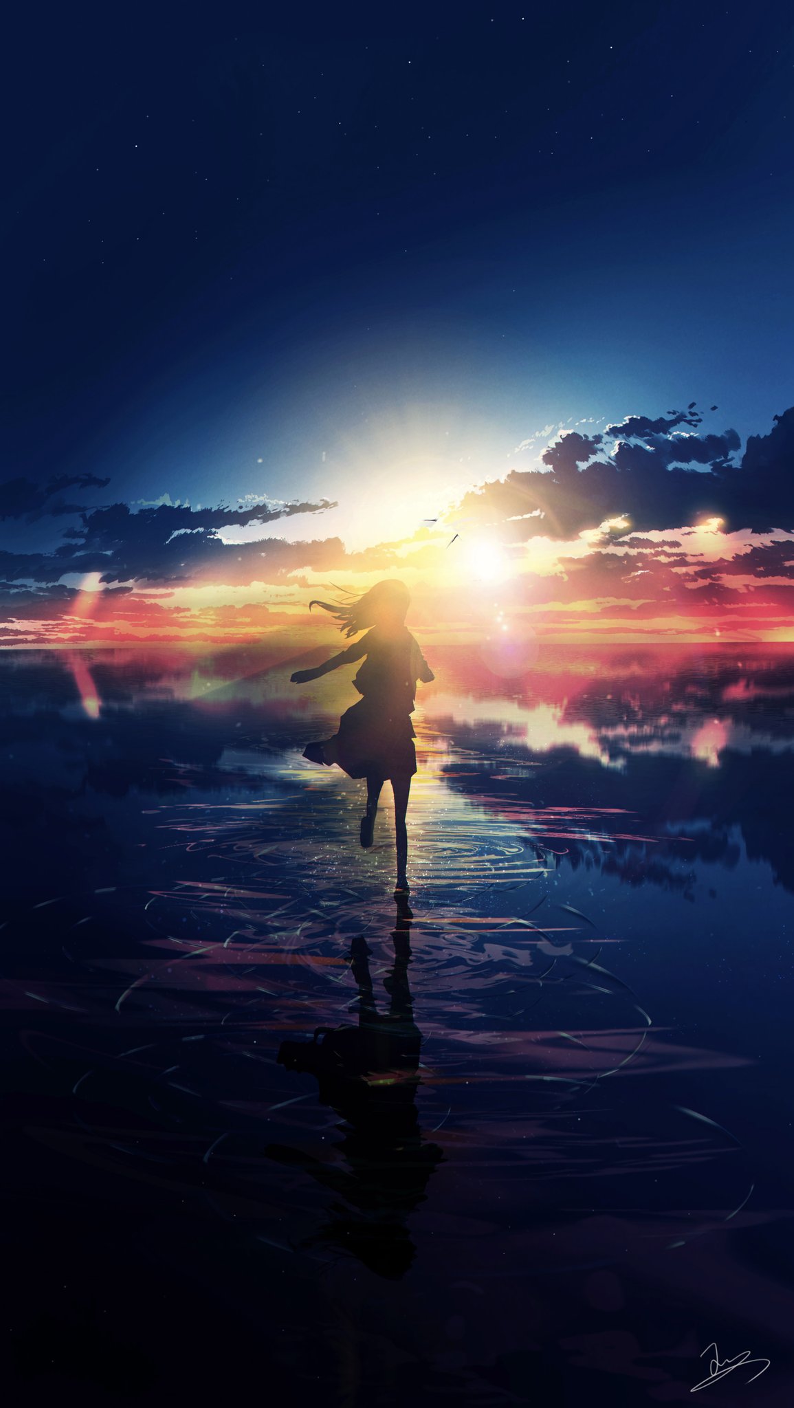 Фото Девочка бежит по воде на фоне заката солнца