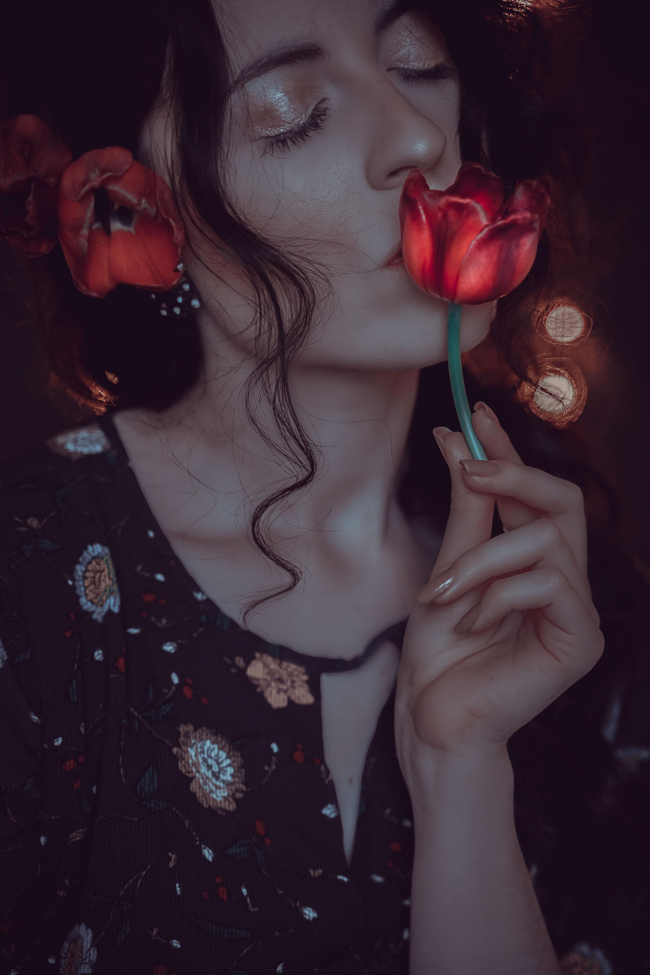 Фото Девушка с закрытыми глазами с тюльпаном у лица
