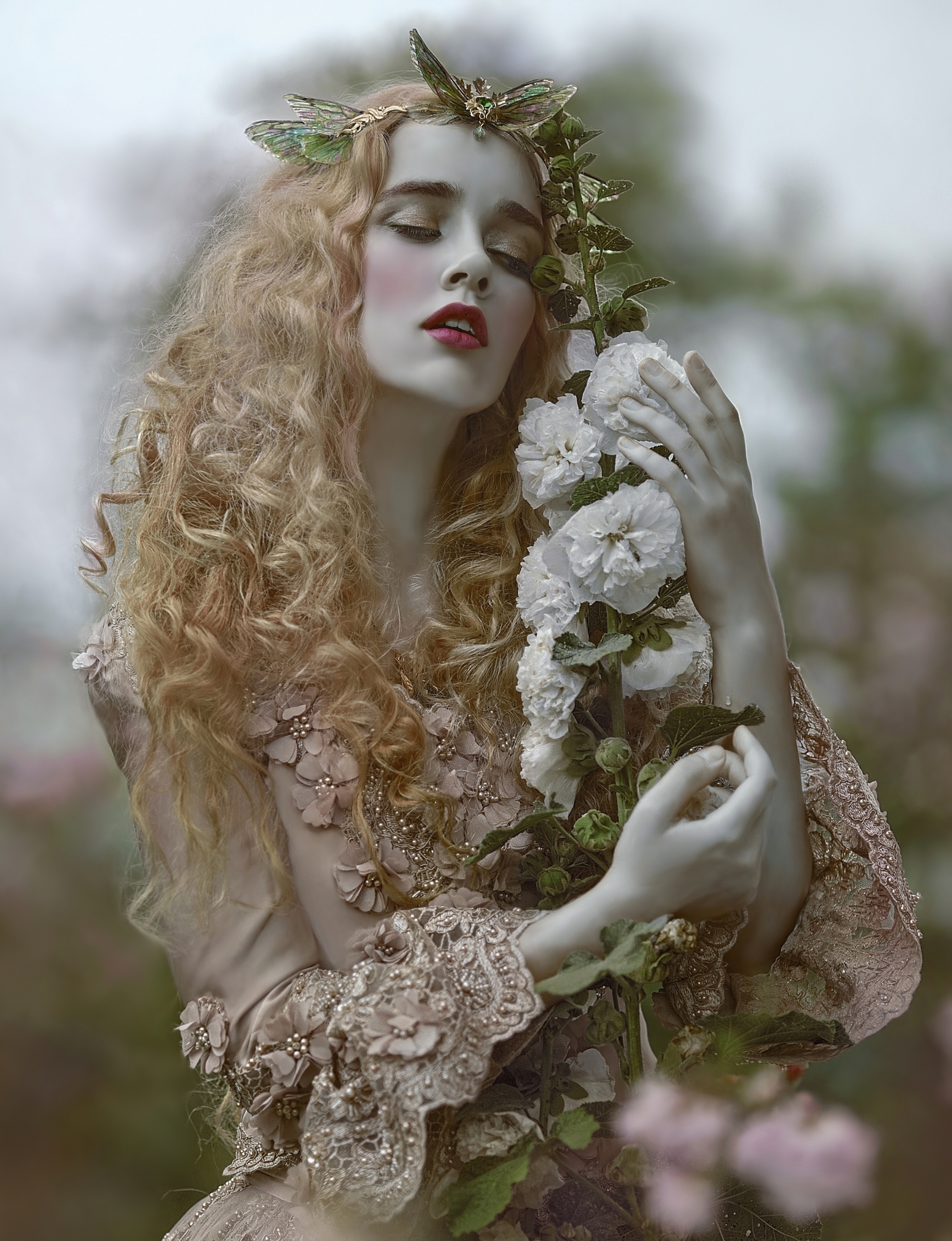 Фото Модель Stormborn с длинными волосами с белыми розами