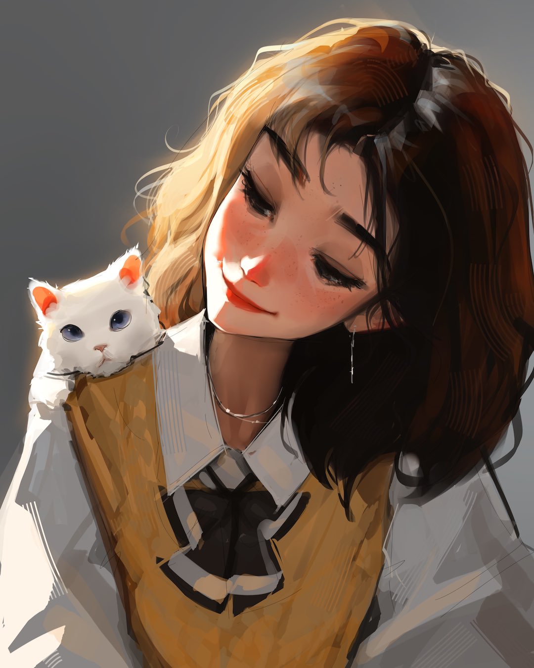Фото Темноволосая девушка с белой кошкой на плече