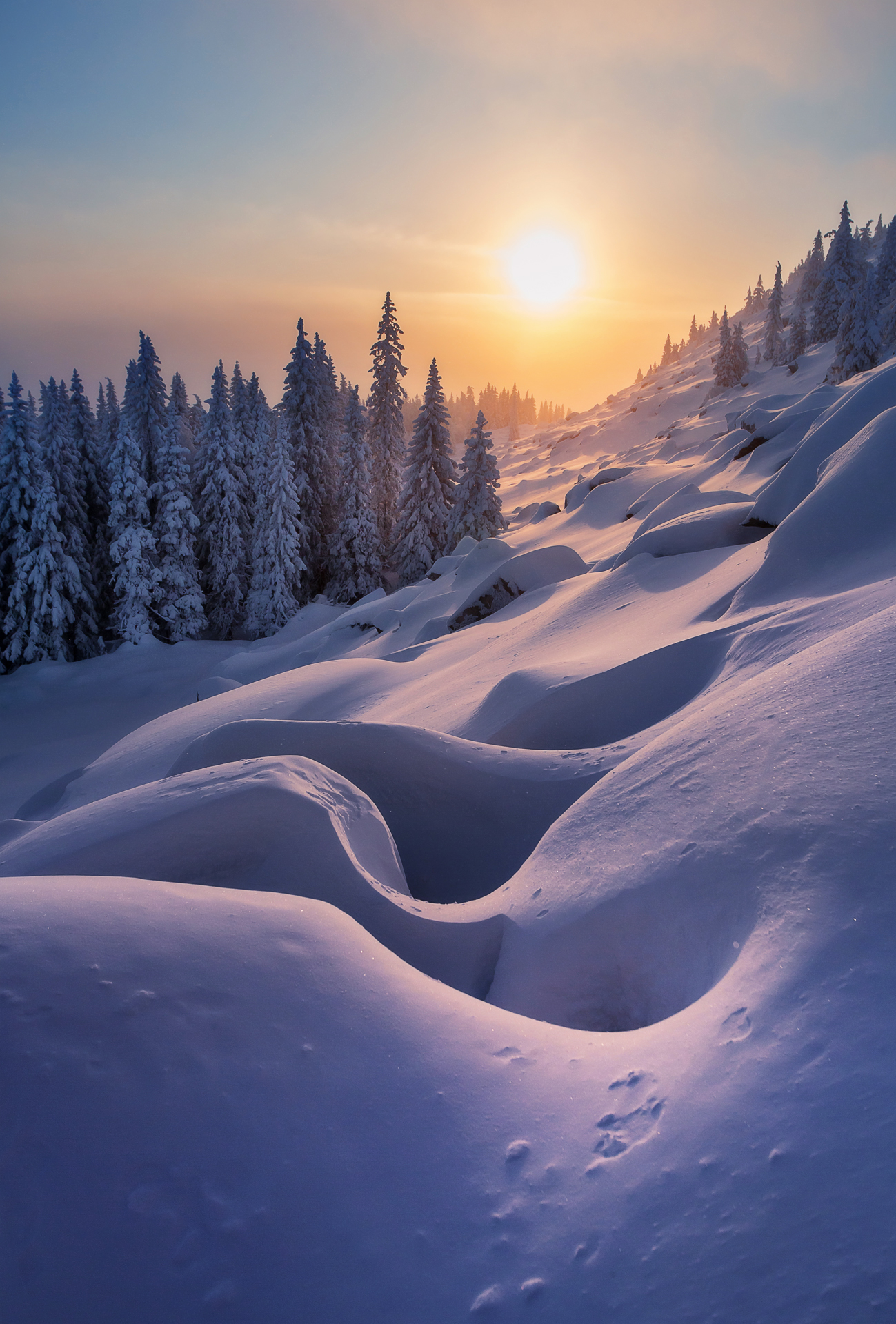 Фото Солнечное морозное утро в Национальном парке «Зюраткуль», расположенного в Саткинском районе Челябинской области