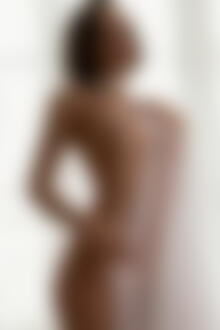 Фото Модель Наташа Роик стоит голая возле окна, прикрываясь белой лентой и прозрачной тюлью