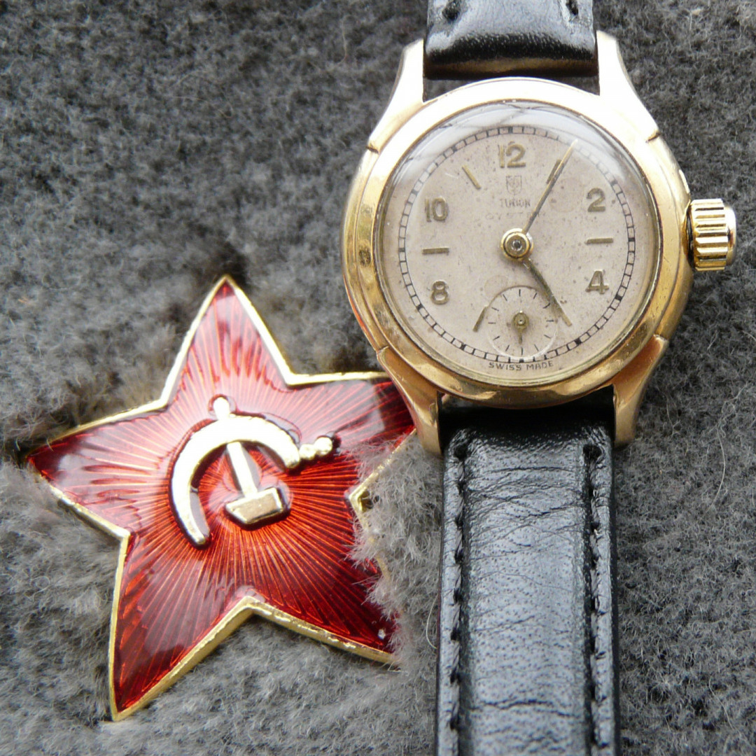 Фото Часы и красная звезда с серпом и молотом