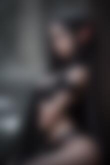 Фото Длинноволосая эльфийка-брюнетка в черном нижнем белье