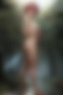 Фото Обнаженная рыжеволосая девушка с катаной в лесу
