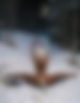 Фото Фурри-девушка села на шпагат на свою накидку посреди зимнего леса