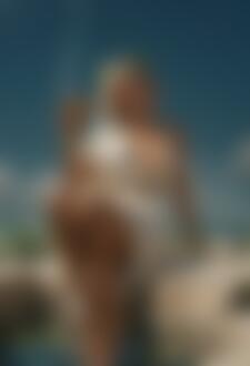 Фото Девушка в тоге с лавровым венком на голове сидит на краю купели с кубком в руках