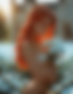 Фото Обнаженная девушка держит в объятиях букет цветов, собранных в поле перед домом