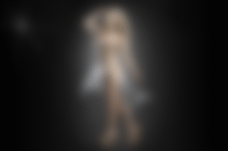 Анимация Обнаженная девушка объятая брызгами воды как платьем