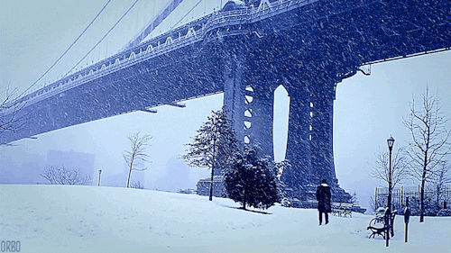 Анимация Человек стоит у моста, под снегопадом, гифка Человек стоит у моста, под снегопадом