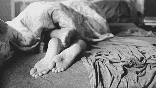 Анимация Влюбленные в постели, один из их шевелит ногой, гифка Влюбленные в постели, один из их шевелит ногой