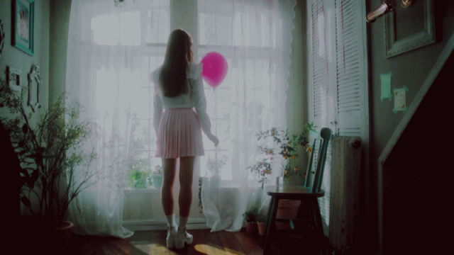 Анимация Девушка отпустила розовый шарик, гифка Девушка отпустила розовый шарик