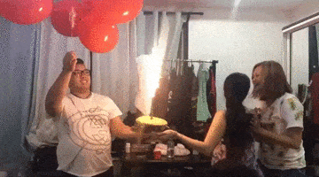 Анимация Мужчина держат связку воздушных шаров, которые вдруг загораются, гифка Мужчина держат связку воздушных шаров, которые вдруг загораются