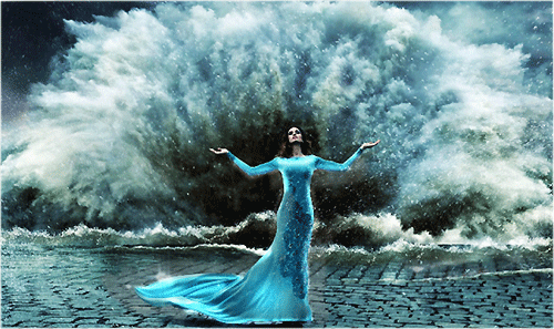 Анимация Девушка стоит расправив руки на фоне штормовой волны, гифка Девушка стоит расправив руки на фоне штормовой волны
