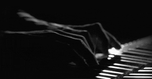 Анимация Пальцы пианиста пробегают по клавишам, наигрывая любимую мелодию, гифка Пальцы пианиста пробегают по клавишам, наигрывая любимую мелодию