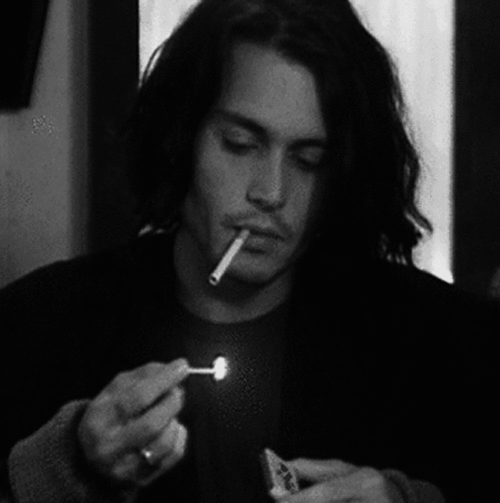 Анимация Johnny Depp / Джонни Депп подкуривает сигарету, гифка Johnny Depp / Джонни Депп подкуривает сигарету