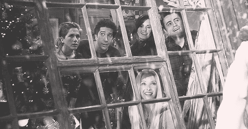Анимация Кадр из сериала Друзья / Friends. Рейчел Грин / Rachel Green в роли Дженнифер Энистон / Jennifer Aniston, Росс Геллер / Ross Gellerв роли Дэвида Швиммера / David Schwimmer, Моника Геллер / Monica Geller в роли Кортни Кокс / Courteney Cox, Чендлер Бинг / Chandler Bing в роли Мэтью Перри / Matthew Perry, Фиби Буффе / Phoebe Buffay в роли Лизы Кудроу / Lisa Kudrow наблюдают из окна как идет снег, гифка Кадр из сериала Друзья / Friends. Рейчел Грин / Rachel Green в роли Дженнифер Энистон / Jennifer Aniston, Росс Геллер / Ross Gellerв роли Дэвида Швиммера / David Schwimmer, Моника Геллер / Monica Geller в роли Кортни Кокс / Courteney Cox, Чендлер Бинг / Chandler Bing в роли Мэтью Перри / Matthew Perry, Фиби Буффе / Phoebe Buffay в роли Лизы Кудроу / Lisa Kudrow наблюдают из окна как идет снег