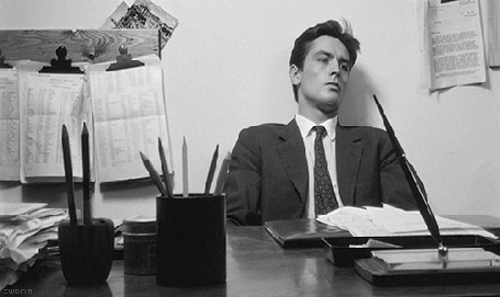 Анимация Ален Делон / Alain Delon сидит за письменным столом, кадр из фильма Затмение / Eclipse, 1962