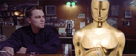Анимация Леонардо ДиКаприо / Leonardo DiCaprio нервно курит рядом с оскаром, после чего начинает его бить