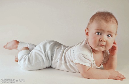 Анимация Малыш лежит, спокойно смотря на фотографа, фото Alex Kotuk