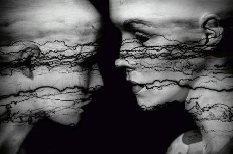 Анимация На головах двух людей оригинальное движение