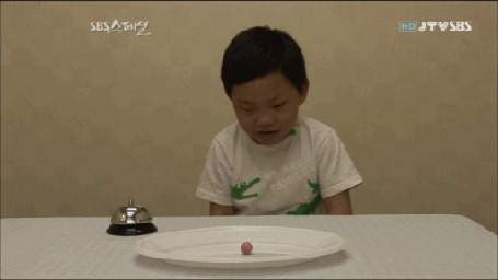 Анимация Рука мальчика тянется к вкусной конфете, но титаническим усилием воли он сдерживает себя и убирает непослушную руку другой рукой