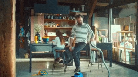 Анимация Папа - новатор быстро делает трем дочерям прически пылесосом